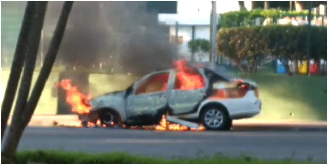 Táxi pega fogo na Avenida Maruípe