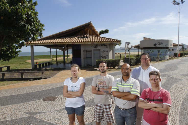 Quiosques abandonados no final de Camburi