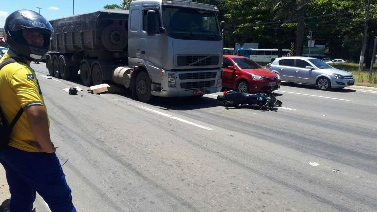 Motociclista morre ao cair embaixo de carreta em Cariacica