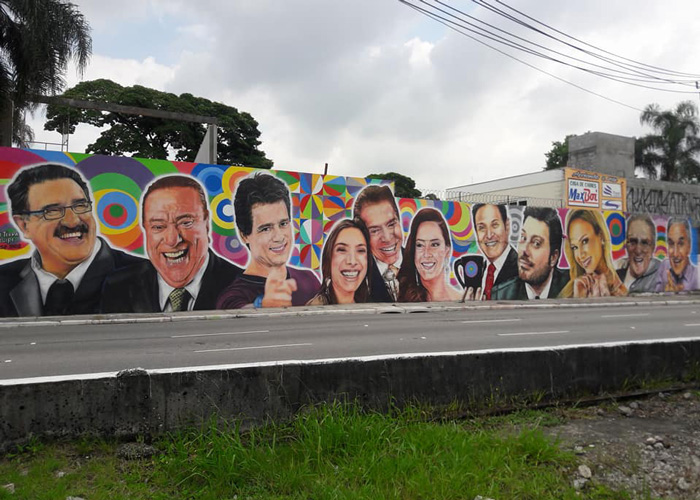 Silvio Santos fica impressionado com grafite em sua homenagem