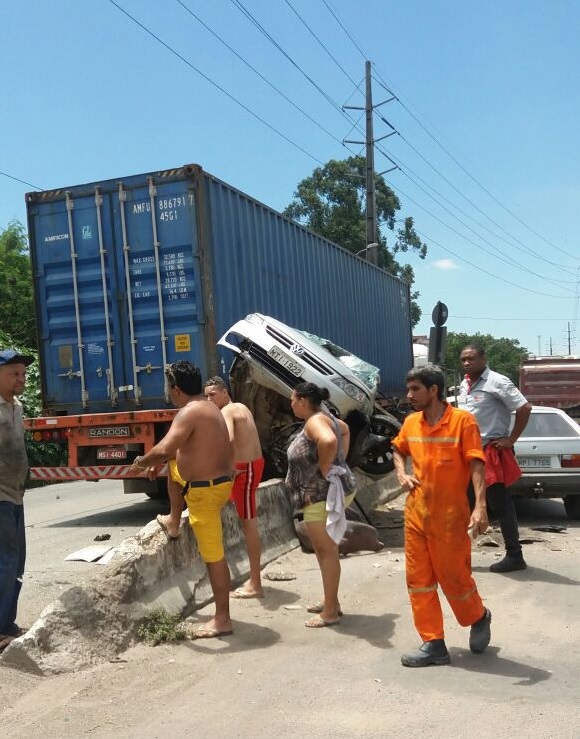 Acidente envolvendo dois carros e carreta deixa motorista ferido em Vila Velha