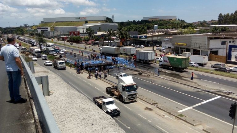 Caminhão com galões de água invade pista contrária após furar pneu na BR 101 em Viana