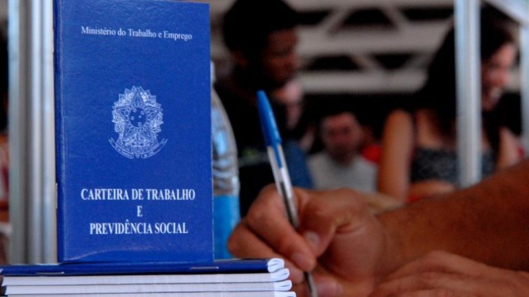 Desemprego cai para 12% no trimestre encerrado em novembro, mostra IBGE