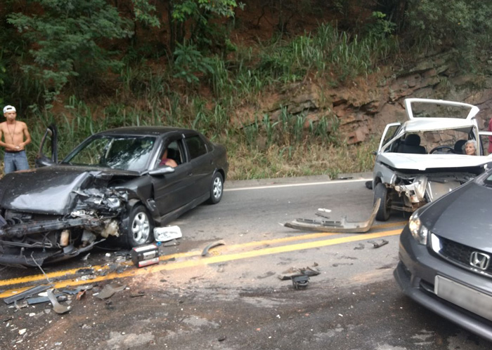 Três veículos se envolvem em acidente na Rodovia BR-262