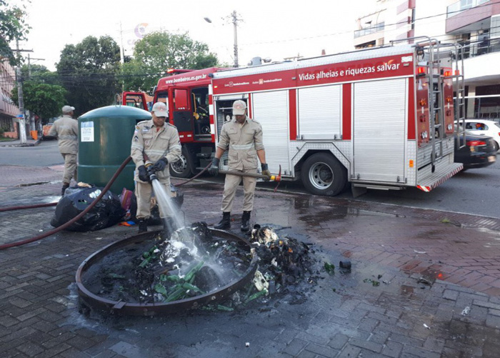 Vândalos colocam fogo em contêiner de lixo em Vitória