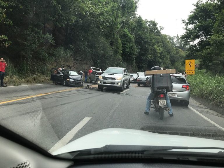 Vítimas são removidas e trânsito é liberado na 262