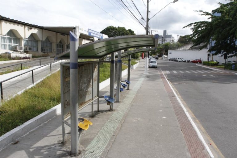Homem é espancado por 3 em ponto de ônibus na Praia da Costa