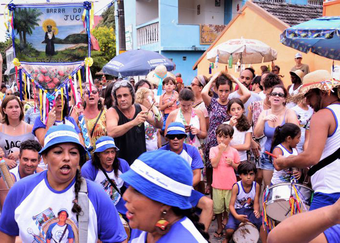 Devoção e alegria na Fincada do Mastro de São Benedito, na Barra do Jucu