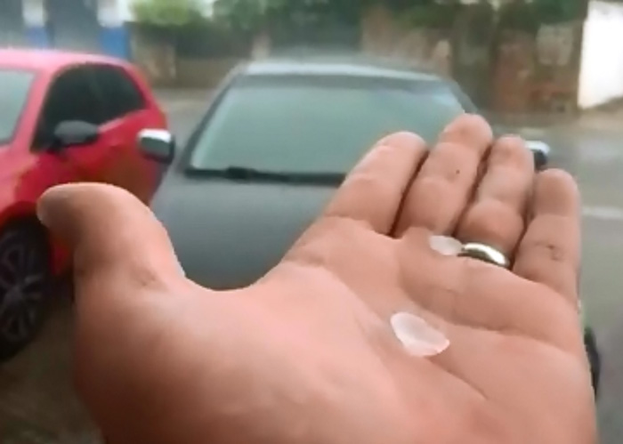 Anchieta tem registro de chuva de granizo neste domingo