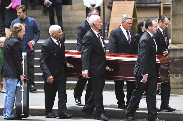 O Rock teve mais uma voz silenciada. Funeral de Malcolm Young, do AC/DC, teve homenagem com guitarra lendária