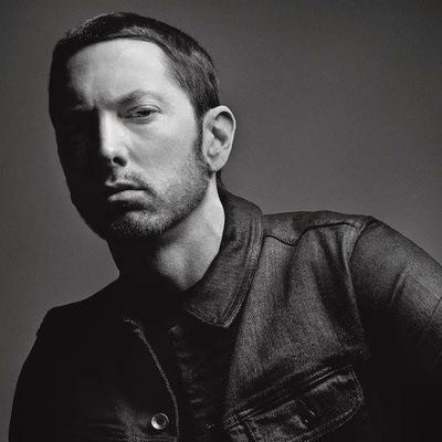 Rapper norte-americano mostra a capa do disco Revival e fala sobre o privilégio branco e a discriminação racial na nova faixa