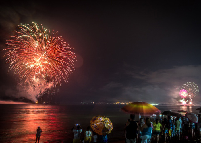 Chegada de 2018 é celebrada com show de luzes e fogos nas praias