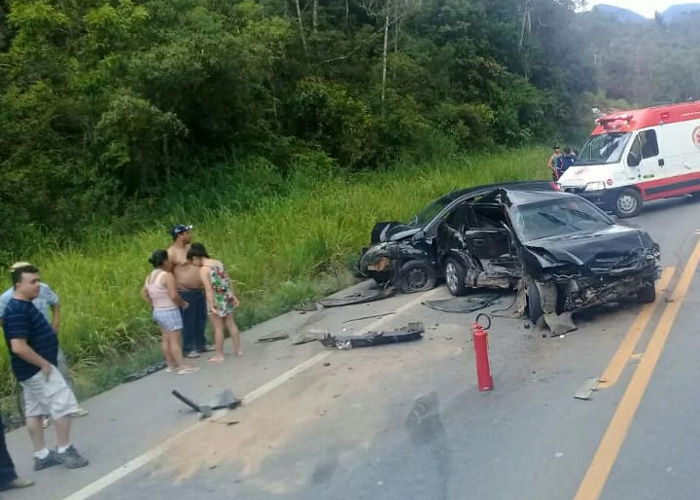 Acidente entre três veículos deixa uma pessoa ferida na BR-262