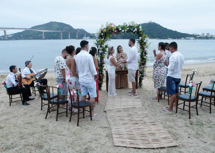 Turistas de São Paulo fazem casamento surpresa em praia de Vitória