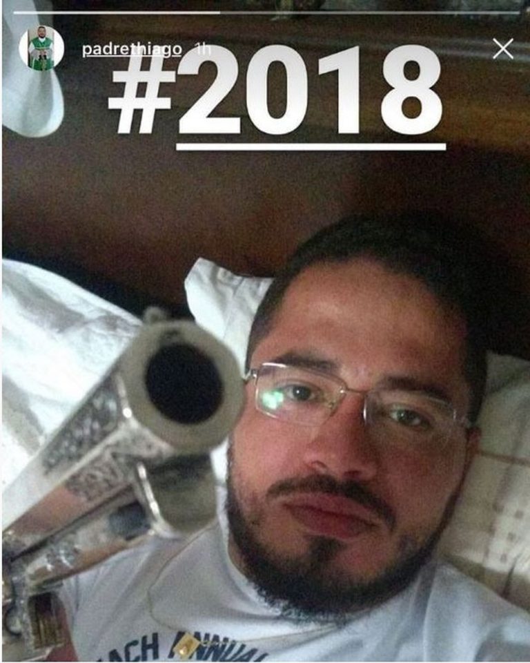Padre causa polêmica ao postar foto exibindo uma arma