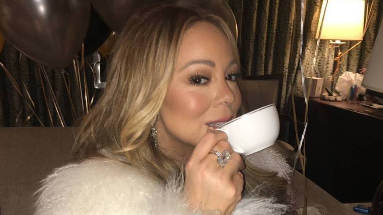 Mariah Carey reclama de falta de chá quente durante festa de Réveillon