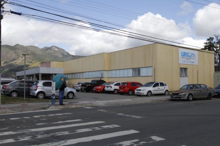 Motociclista tem pescoço cortado por linha com cerol na Serra