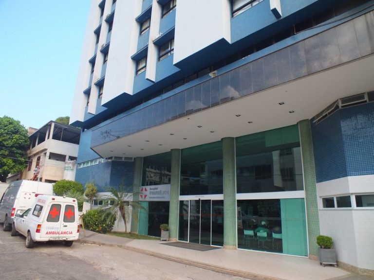Casal fica gravemente ferido após atropelar cachorro e capotar na BR-101