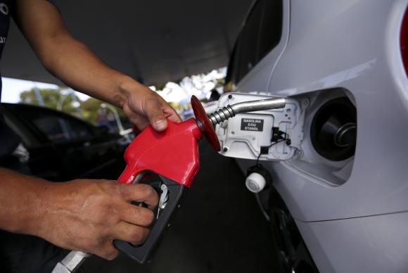 Preço da gasolina diminui e do diesel sobe hoje nas refinarias