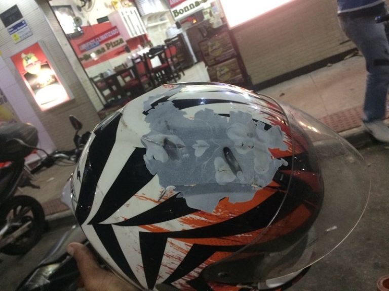 Capacete salva vida de motoboy atingido por tiro de espingarda calibre 12