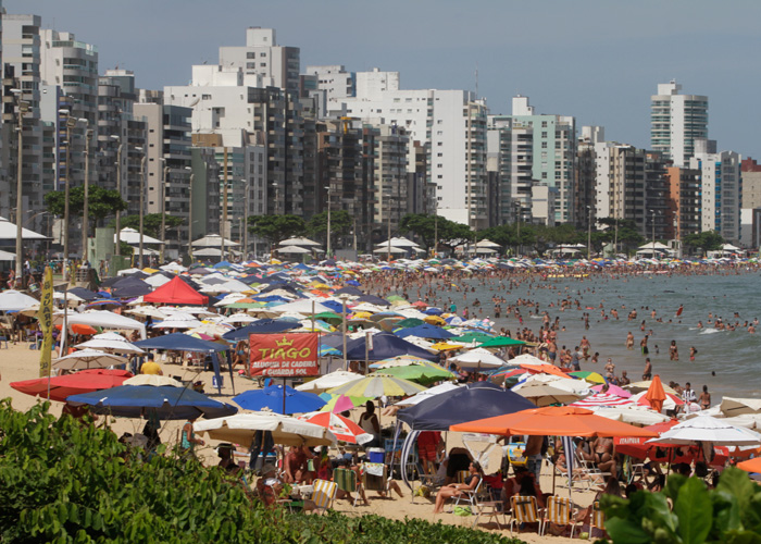 Desordem e falta de fiscalização nos balneários irritam turistas no Espírito Santo