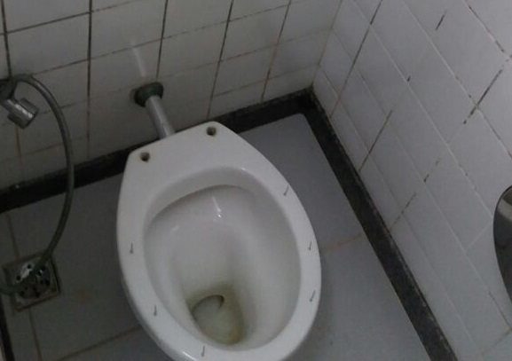 Pregos são colocados em sanitário na Ufes