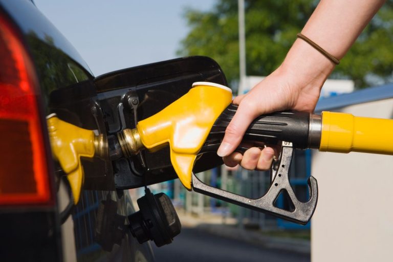 Preços da gasolina e do diesel diminuem hoje nas refinarias