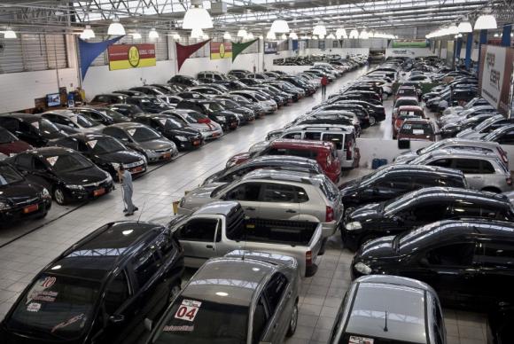 Venda de carros de passeio deve crescer 12% em 2018, diz Fenabrave