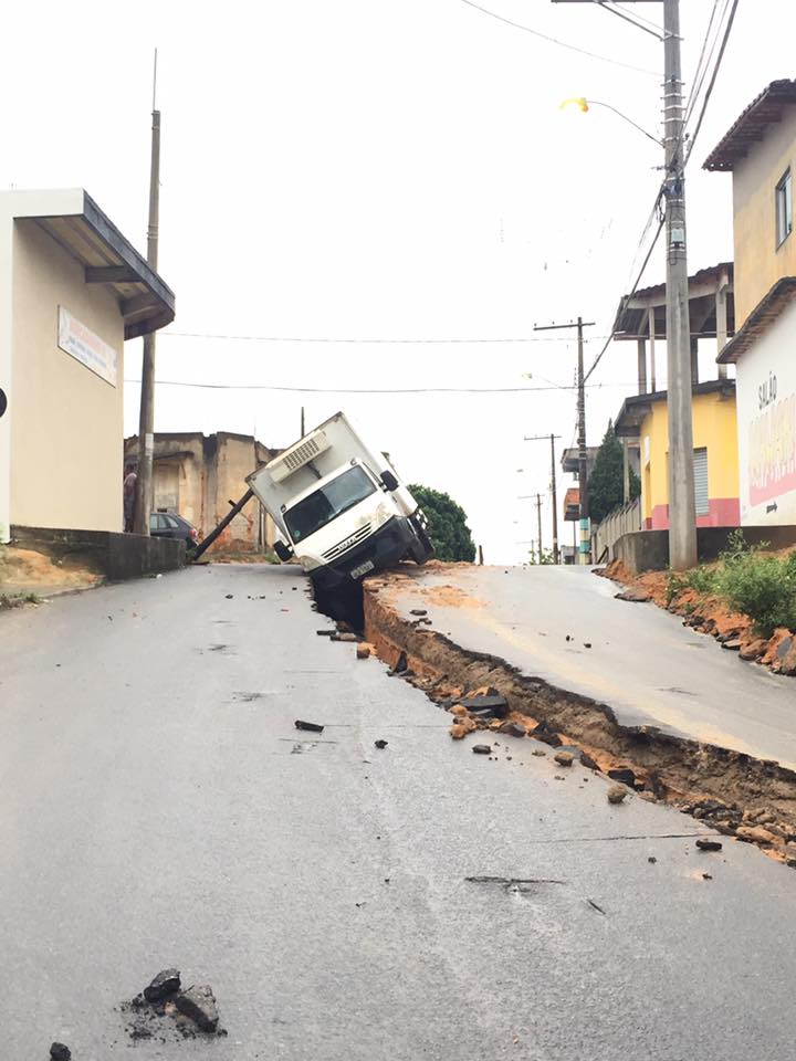 Rua “parte ao meio” após chuva forte
