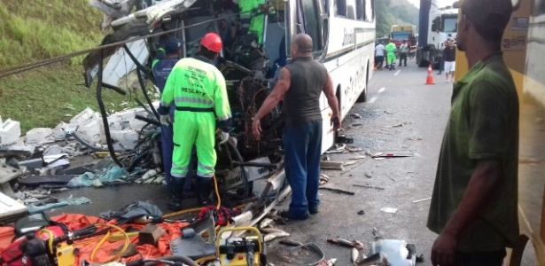 Acidente entre carreta e ônibus de turismo deixa um morto e 31 feridos