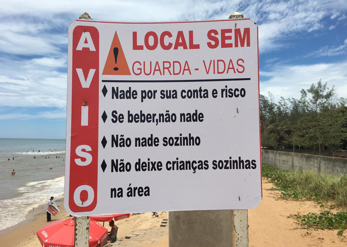 Sem salva-vidas, prefeitura alerta banhistas: “Nade por sua conta e risco”