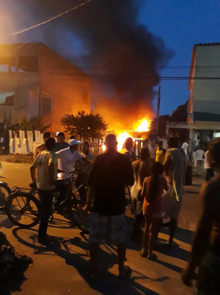 Casa pega fogo em Linhares