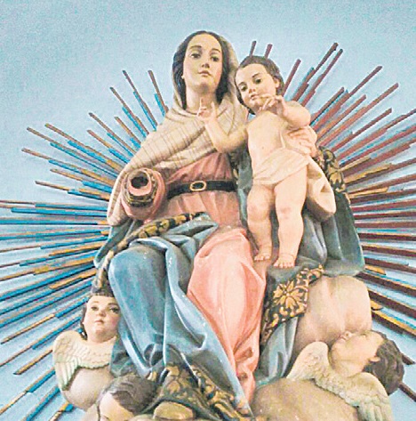 Homem invade igreja e quebra imagem de 60 anos