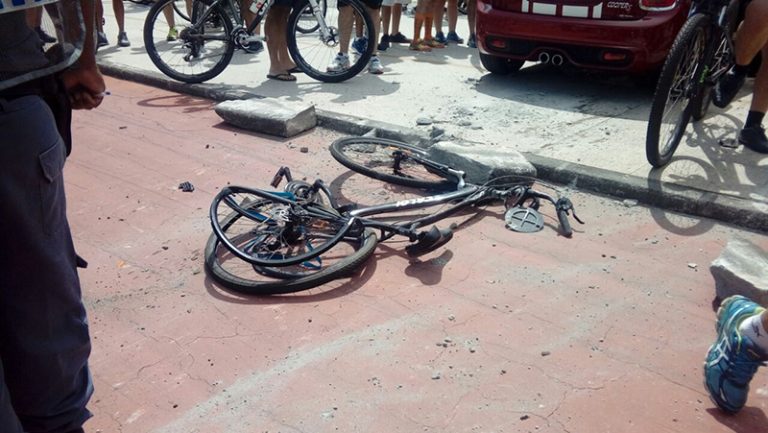 Motorista invade calçadão e atropela ciclista na orla de Camburi