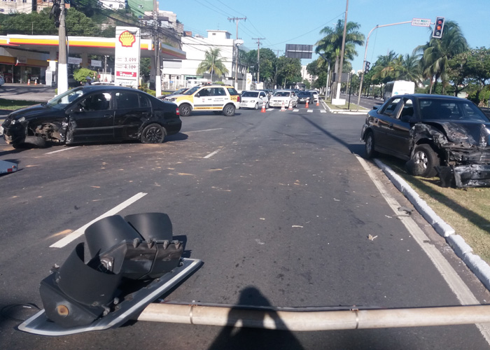 Colisão entre dois veículos derruba semáforo e interdita o trânsito em Vitória
