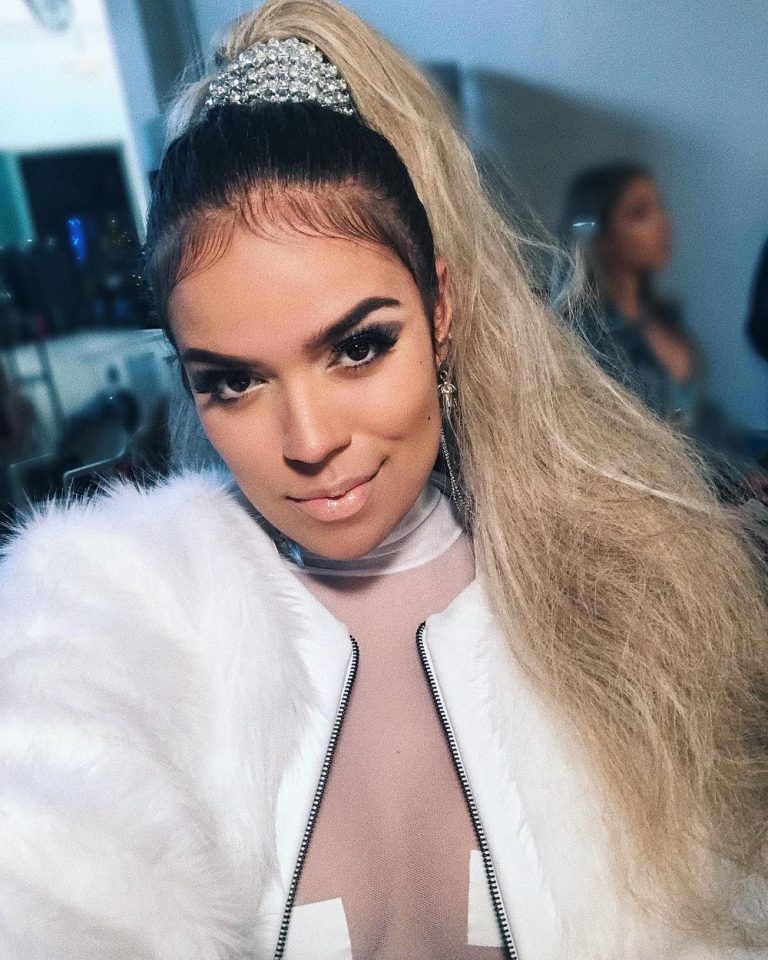 Karol G surfando no hit