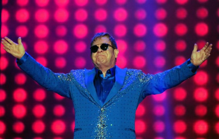 A lenda Sir Elton John 70, anunciou sua última turnê mundial e retirada dos palcos