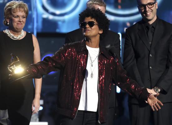 Kendrick Lamar brilha, mas é de Bruno Mars o Álbum do Ano