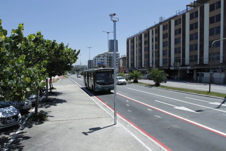 Dezesseis câmeras para multar em Camburi