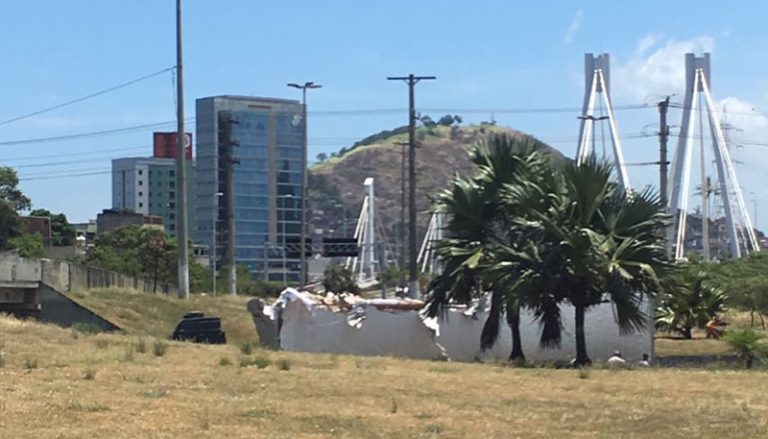 Caminhão fica preso ao tentar passar debaixo de viaduto próximo à Ufes