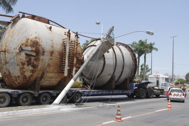 Carreta superdimensionada bate em poste em Vitória
