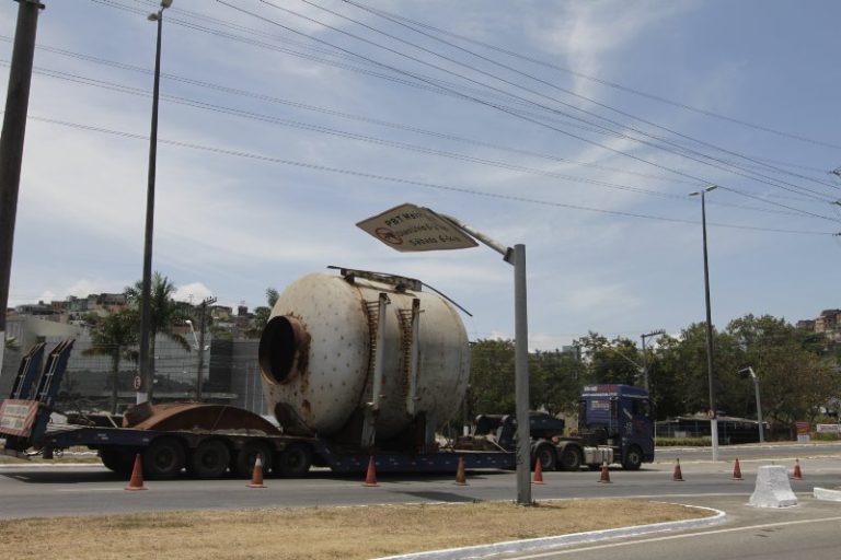 Carretas superdimensionadas podem causar lentidão na BR-262