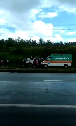 Carro-forte capota na BR-101