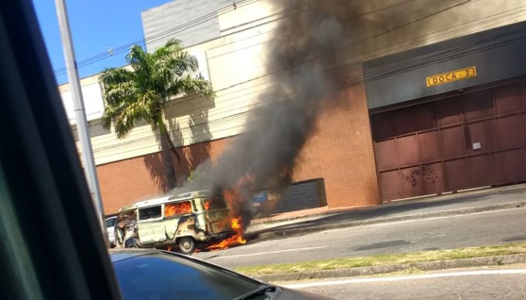 Veículo pega fogo em avenida de grande circulação em Vitória