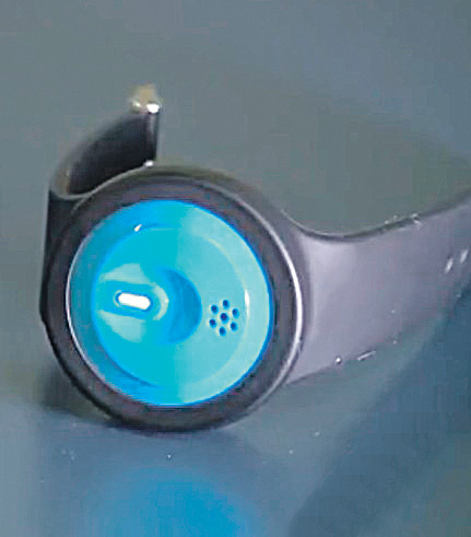 Mineiros criam pulseira para monitorar filhos por GPS