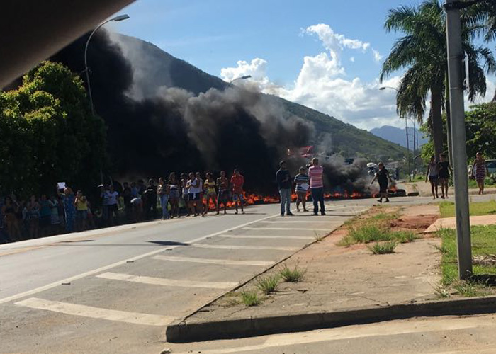 Moradores encerram protesto que interditou a BR-101 na Serra