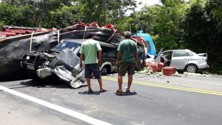 Acidente envolvendo 8 veículos deixa feridos e interdita da BR-101