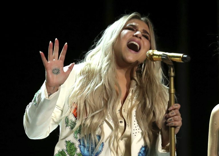 Ainda ecoa a emocionante “Praying” por Kesha no Grammy 2018