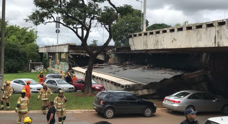 Parte de viaduto desaba sobre carros e restaurante em Brasília