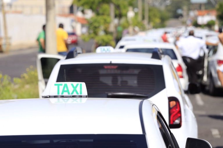 Taxistas ameaçam protesto em Cariacica mas são barrados pela PM